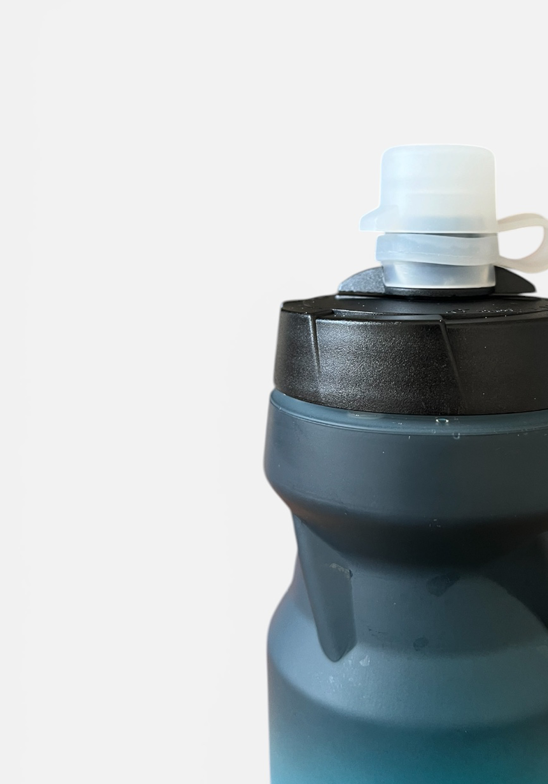Layer For The Run 600ml Bottle in Ocean Fade, cap detail view
