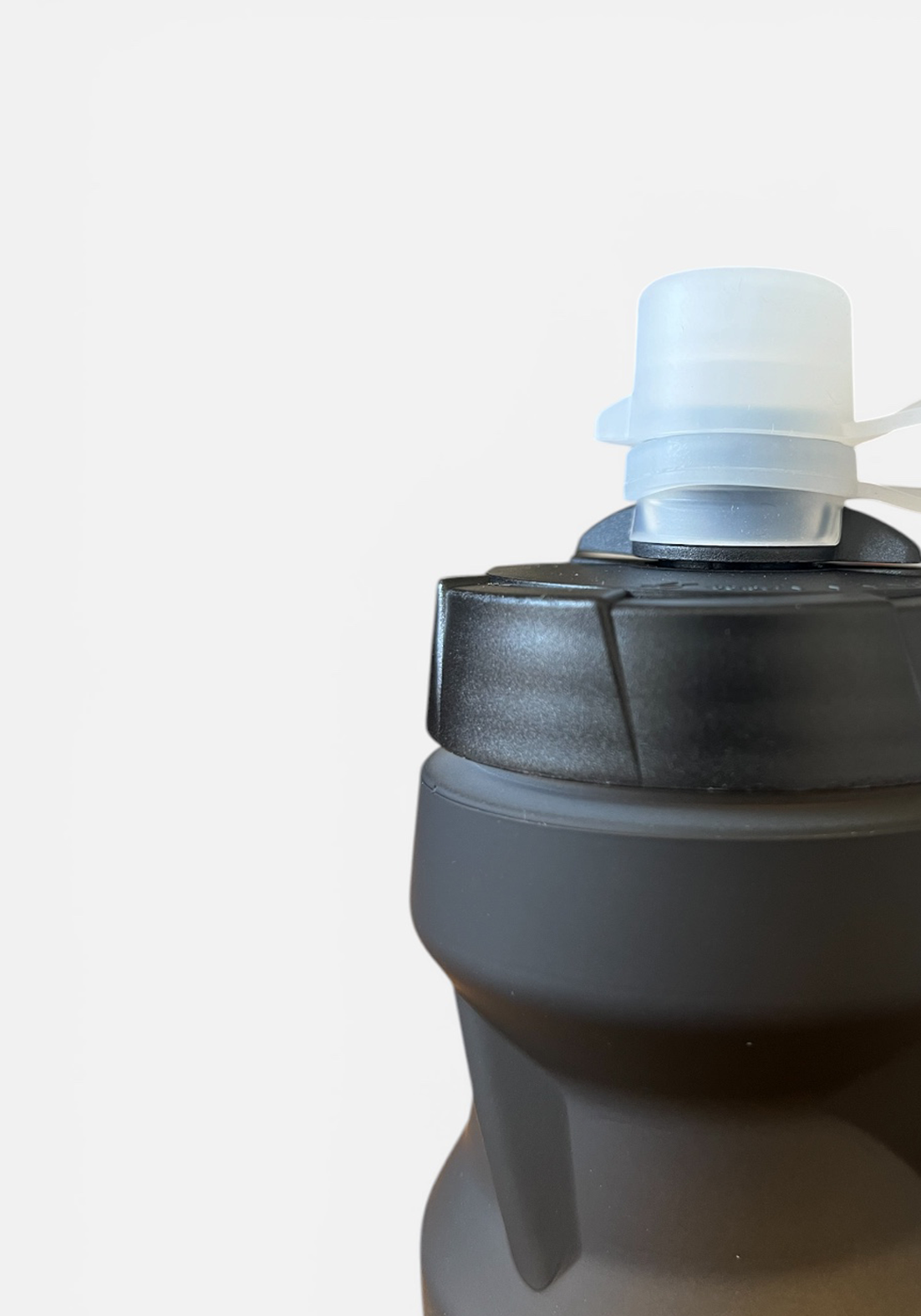 Layer For The Run 600ml Bottle in Solar Fade, cap detail view
