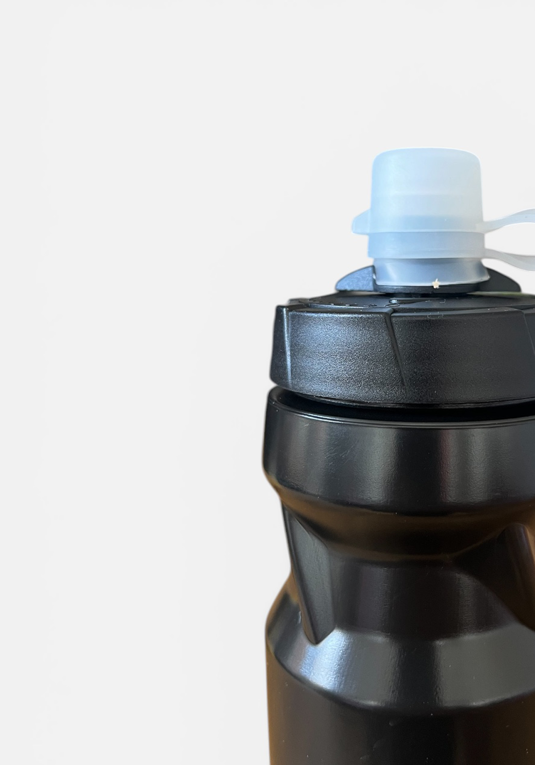 Layer For The Run 600ml Bottle in Stealth Black, cap detail view
