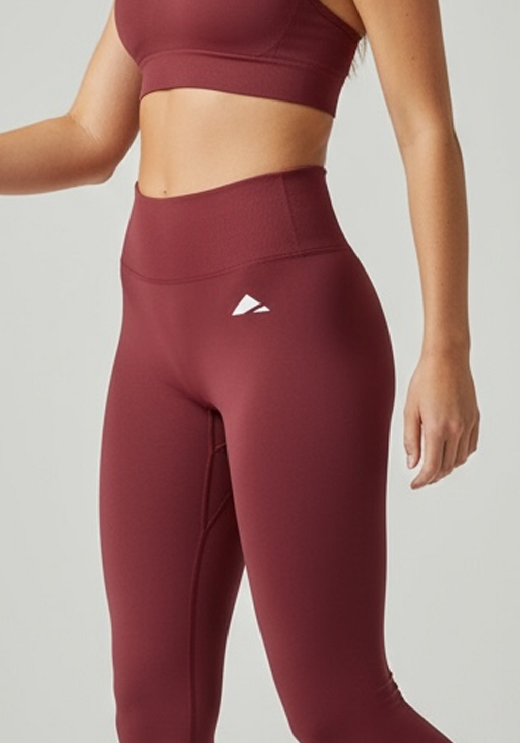 Layer Women’s Lift Training Leggings in cherry red – front close-up showing smooth finish and sculpted silhouette